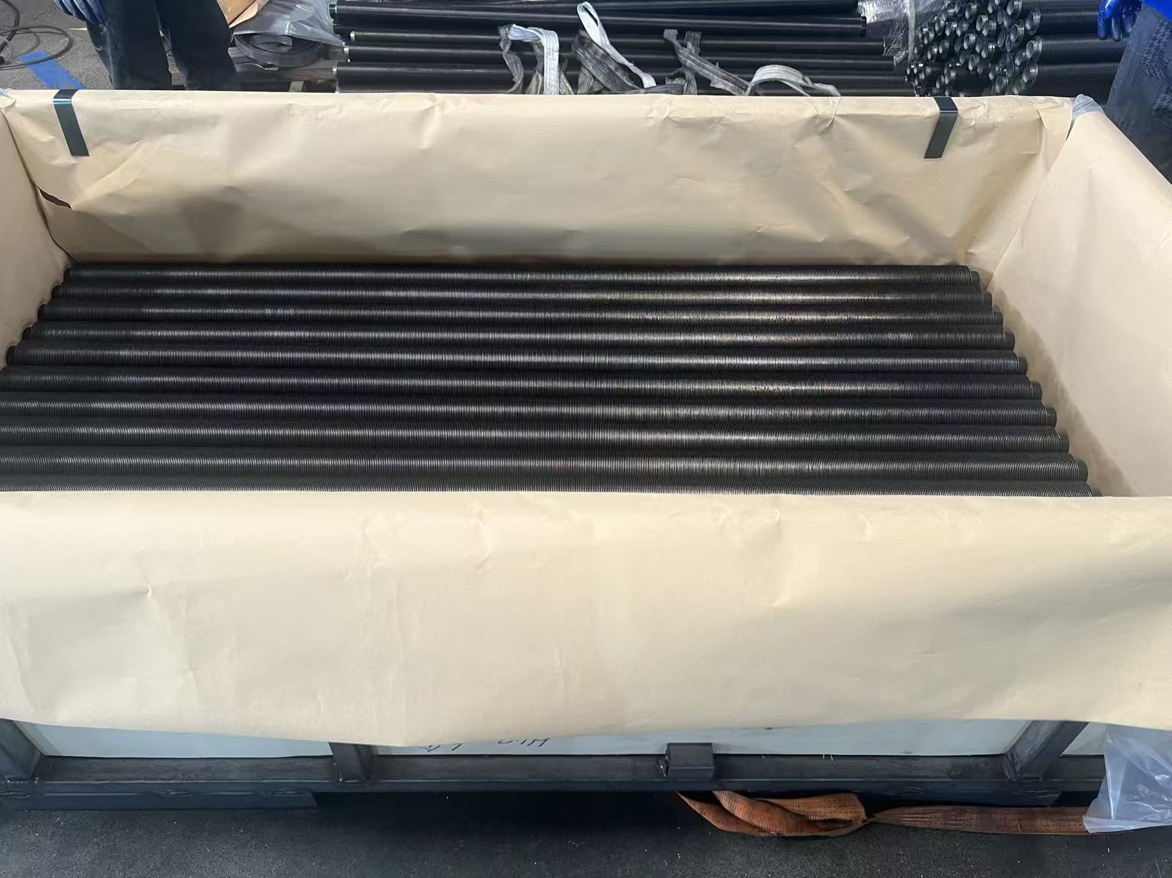 Blog công ty mới nhất về Chất Lượng Thắng Niềm Tin | DELLOK YONGHUI Hai hộp ống có vây hàn bằng laser được vận chuyển đến thị trường châu Âu